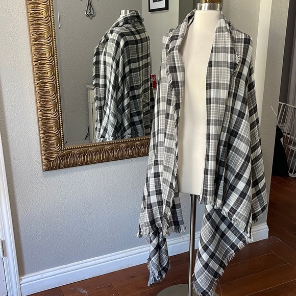 Steve Madden Accessories - Steve Madden Black and White Plaid Wrap